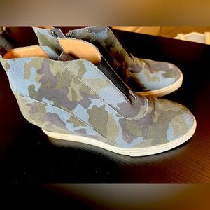 Camo platform, wedge sneaker